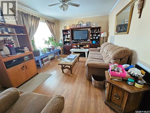 304 7Th Avenue Se, Swift Current, SK - Indoor Photo Showing Living Room