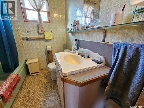 304 7Th Avenue Se, Swift Current, SK - Indoor Photo Showing Bathroom