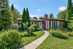 10 AMUNDSEN CRESCENT  Ottawa, ON K2L 1A7