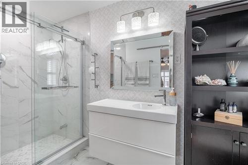 53 Third Road E, Hamilton, ON - Indoor Photo Showing Bathroom