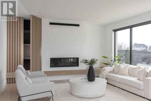102 Silver Maple Circle, Thames Centre, ON - Indoor Photo Showing Living Room