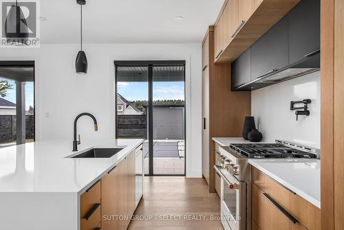 4368 Green Bend Road, London South (South V), ON - Indoor Photo Showing Kitchen With Upgraded Kitchen