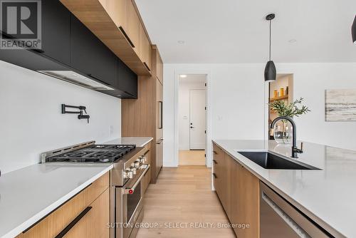 4368 Green Bend Road, London South (South V), ON - Indoor Photo Showing Kitchen With Upgraded Kitchen