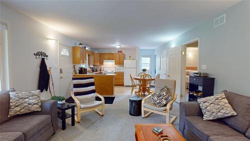 599 10 Highway, Onanole, MB - Indoor Photo Showing Living Room