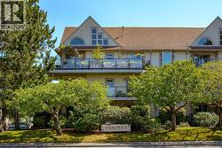 207 2211 Shelbourne St Victoria, BC V8R 4K9