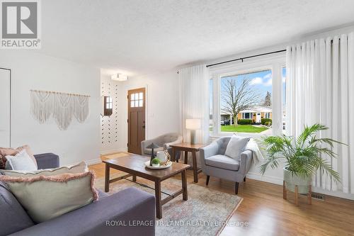19 Sparta Street, St. Thomas, ON - Indoor Photo Showing Living Room