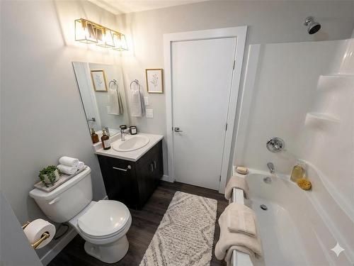 647 Toronto Street, Winnipeg, MB - Indoor Photo Showing Bathroom