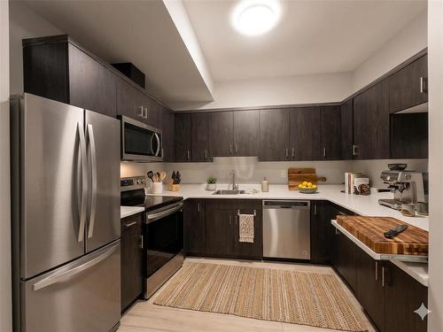 647 Toronto Street, Winnipeg, MB - Indoor Photo Showing Kitchen With Upgraded Kitchen