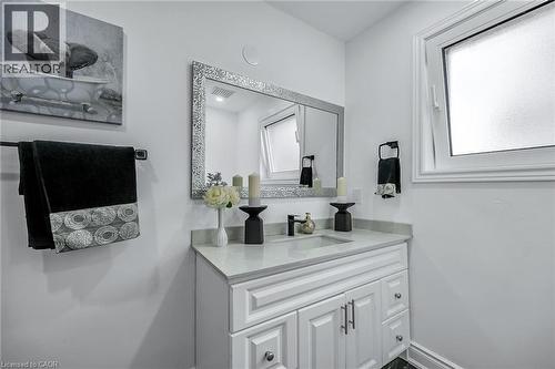 120 Second Road E, Stoney Creek, ON - Indoor Photo Showing Bathroom