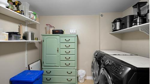 54-1435 Summit Drive, Kamloops, BC - Indoor Photo Showing Laundry Room