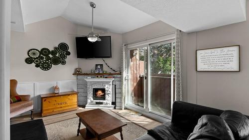 54-1435 Summit Drive, Kamloops, BC - Indoor Photo Showing Living Room With Fireplace