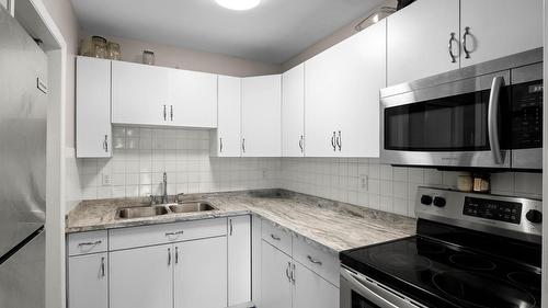 54-1435 Summit Drive, Kamloops, BC - Indoor Photo Showing Kitchen With Double Sink