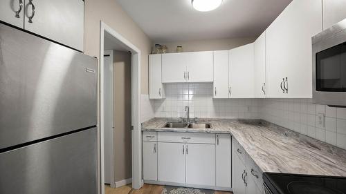 54-1435 Summit Drive, Kamloops, BC - Indoor Photo Showing Kitchen With Double Sink