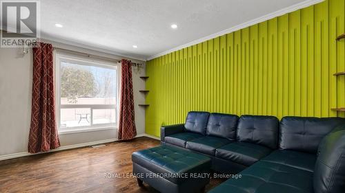 32 Brando Crescent, Ottawa, ON - Indoor Photo Showing Living Room