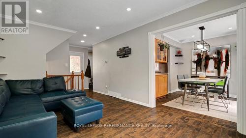 32 Brando Crescent, Ottawa, ON - Indoor Photo Showing Living Room