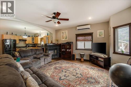 704 Fell Street, Nelson, BC - Indoor Photo Showing Living Room