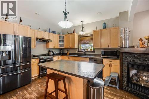 704 Fell Street, Nelson, BC - Indoor Photo Showing Kitchen With Double Sink