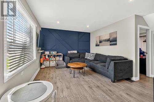 325 Crowland Avenue, Welland (Lincoln/Crowland), ON - Indoor Photo Showing Living Room