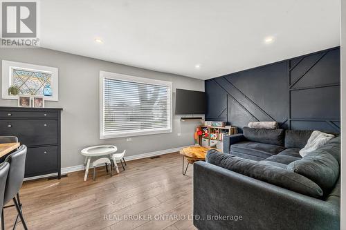 325 Crowland Avenue, Welland (Lincoln/Crowland), ON - Indoor Photo Showing Living Room