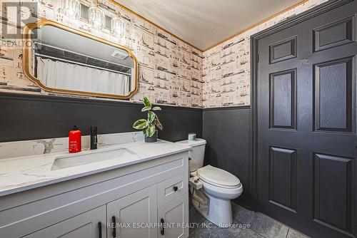 121 Paisley Boulevard E, Mississauga, ON - Indoor Photo Showing Bathroom