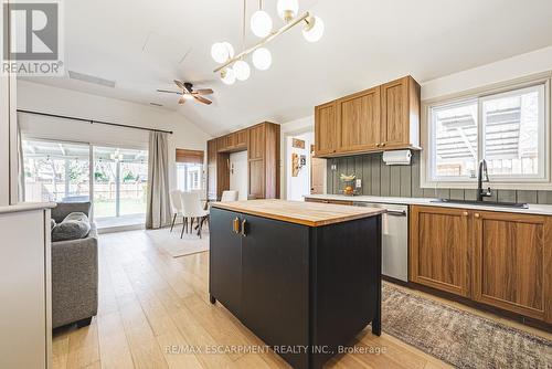 121 Paisley Boulevard E, Mississauga, ON - Indoor Photo Showing Kitchen