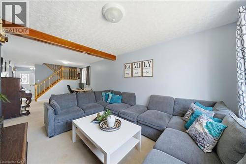 15 Finch Place, Hamilton, ON - Indoor Photo Showing Living Room