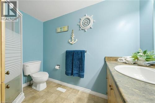 15 Finch Place, Hamilton, ON - Indoor Photo Showing Bathroom