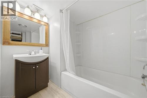 15 Finch Place, Hamilton, ON - Indoor Photo Showing Bathroom
