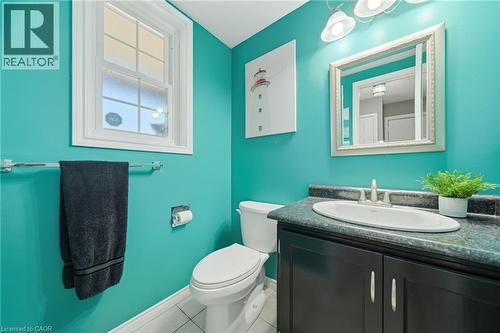 15 Finch Place, Hamilton, ON - Indoor Photo Showing Bathroom