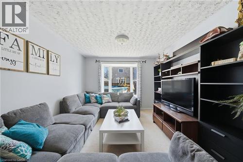 15 Finch Place, Hamilton, ON - Indoor Photo Showing Living Room