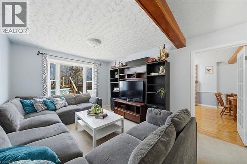 15 Finch Place, Hamilton, ON - Indoor Photo Showing Living Room