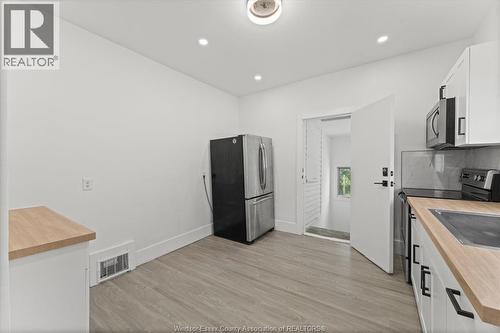 371 Curry, Windsor, ON - Indoor Photo Showing Kitchen