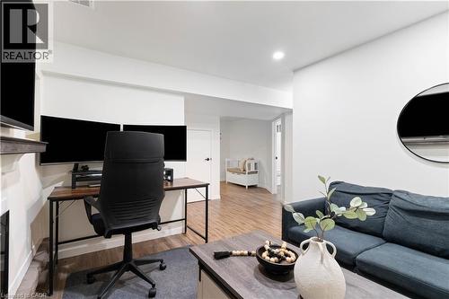 18 Flanders Avenue, St. Catharines, ON - Indoor Photo Showing Office