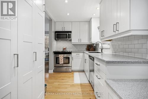 12 Rosebery Place, St. Thomas, ON - Indoor Photo Showing Kitchen With Upgraded Kitchen