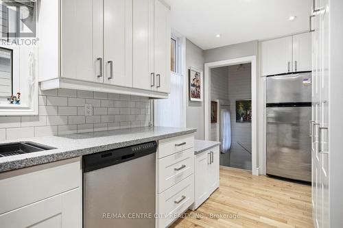 12 Rosebery Place, St. Thomas, ON - Indoor Photo Showing Kitchen With Upgraded Kitchen