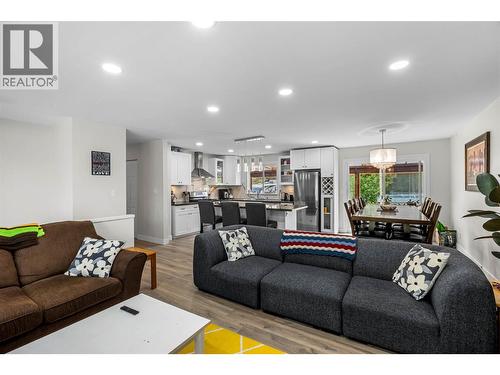 2103 Valleyview Drive, Kamloops, BC - Indoor Photo Showing Living Room