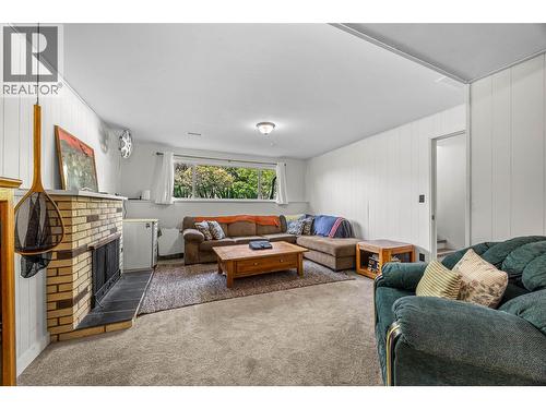 2103 Valleyview Drive, Kamloops, BC - Indoor Photo Showing Living Room