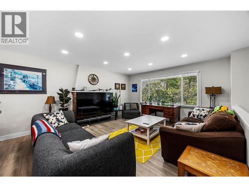 2103 Valleyview Drive, Kamloops, BC - Indoor Photo Showing Living Room
