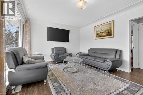 270 Mausser Avenue, Kitchener, ON - Indoor Photo Showing Living Room
