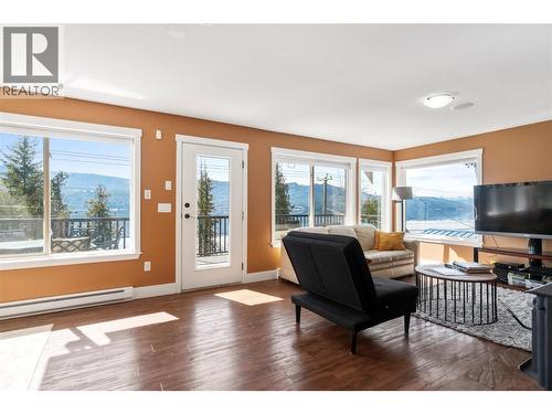 7577 Squilax Anglemont Road, Anglemont, BC - Indoor Photo Showing Living Room