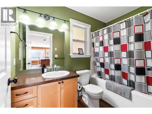 7577 Squilax Anglemont Road, Anglemont, BC - Indoor Photo Showing Bathroom