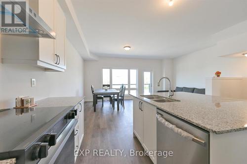 48 Wyn Wood Lane, Orillia, ON - Indoor Photo Showing Kitchen With Double Sink With Upgraded Kitchen