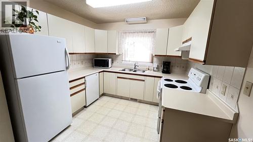211 Maple Street, Maple Creek, SK - Indoor Photo Showing Kitchen With Double Sink