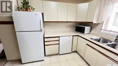 211 Maple Street, Maple Creek, SK - Indoor Photo Showing Kitchen With Double Sink