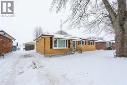 28 HIGHLAND DRIVE Wallaceburg, ON N8A 2K4