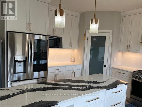 1017 Riverbend Road, London South, ON - Indoor Photo Showing Kitchen With Upgraded Kitchen