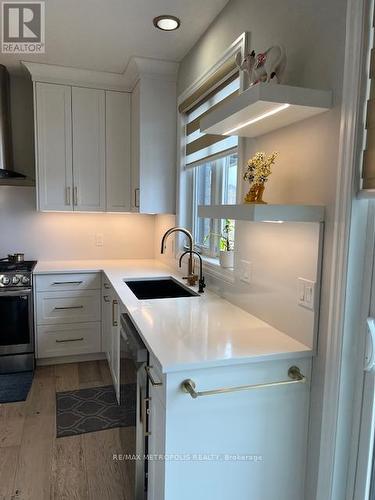 1017 Riverbend Road, London South, ON - Indoor Photo Showing Kitchen With Upgraded Kitchen