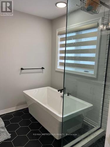 1017 Riverbend Road, London South, ON - Indoor Photo Showing Bathroom