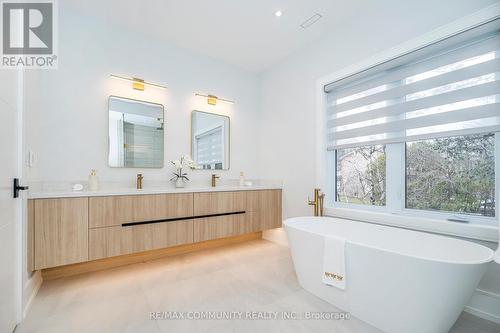 30 Kellythorne Drive, Toronto, ON - Indoor Photo Showing Bathroom
