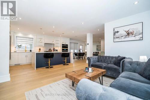 30 Kellythorne Drive, Toronto, ON - Indoor Photo Showing Living Room